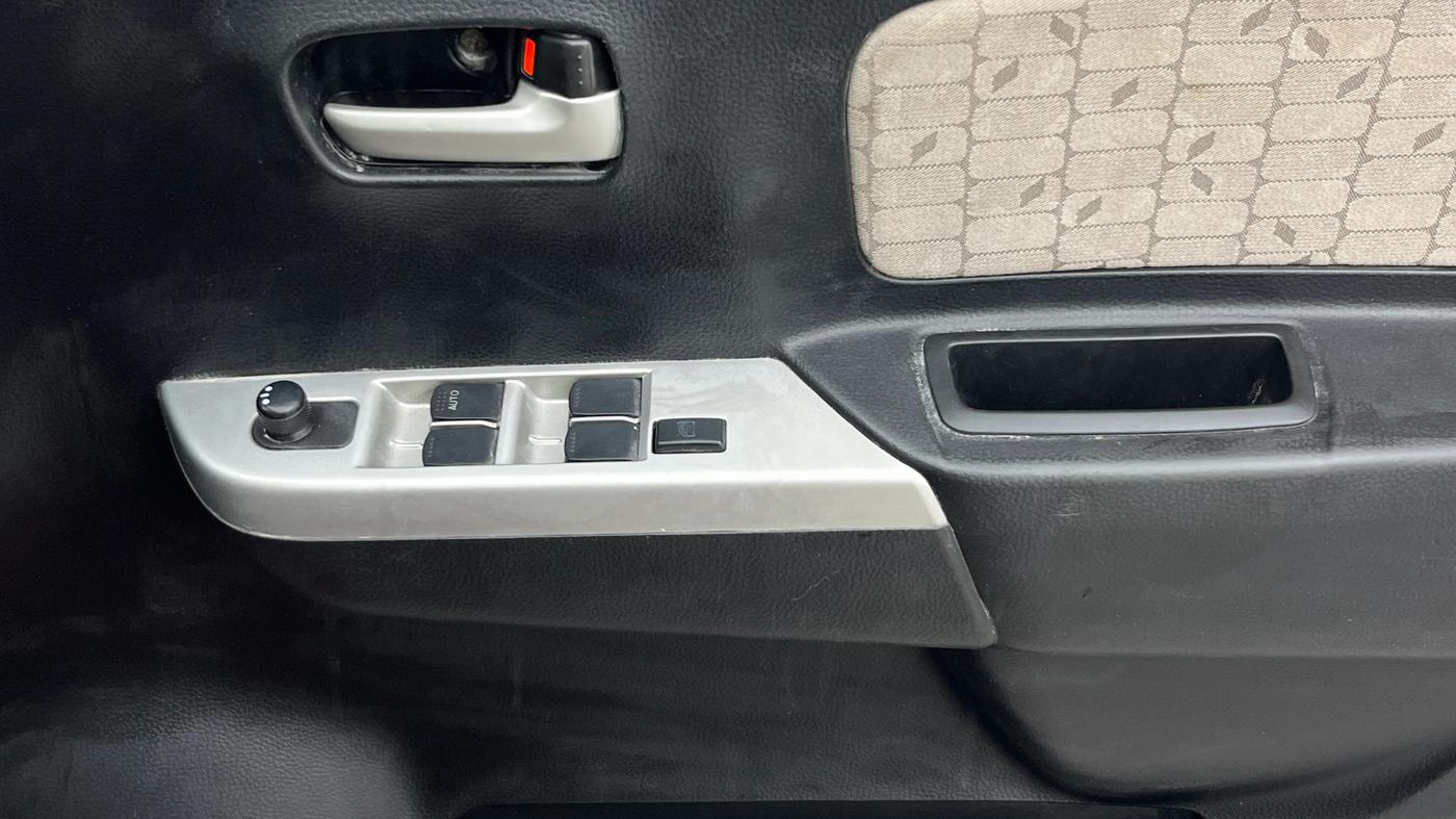 2014 Maruti Wagon R 1.0 VXI, Petrol, Manual, 42,453 km, Driver Side Door Panels Control