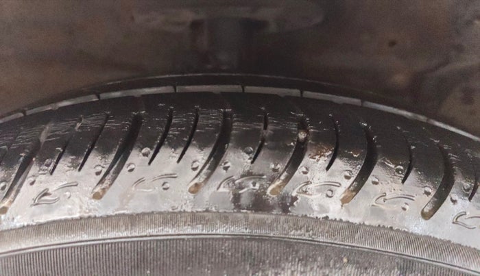 2017 Maruti Ciaz DELTA 1.4 MT PETROL, Petrol, Manual, 68,451 km, Right Front Tyre Tread