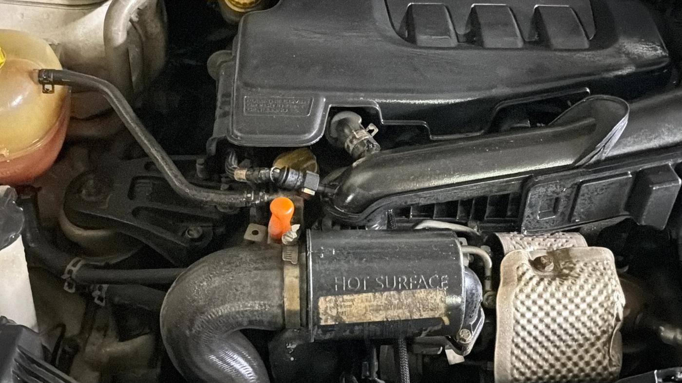 2022 Mahindra XUV300 W6 1.2 PETROL AMT, Petrol, Automatic, 1,14,527 km, Engine View - Right