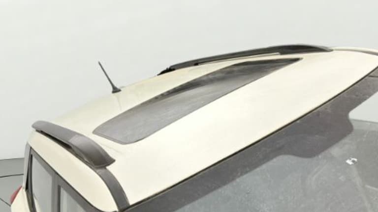 2022 Mahindra XUV300 W6 1.2 PETROL AMT, Petrol, Automatic, 1,14,527 km, Moonroof/ Sunroof