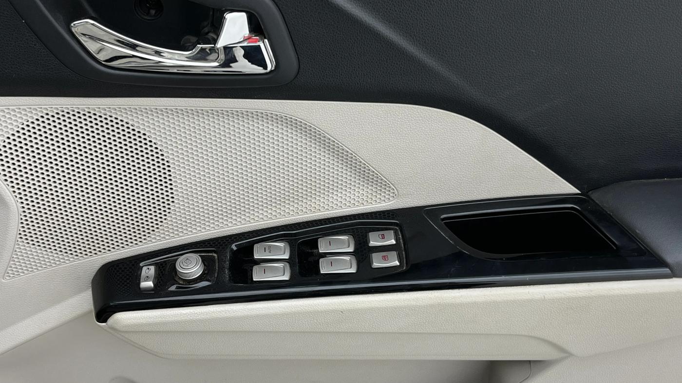 2023 Mahindra XUV300 W8 (O) 1.5 DIESEL AMT, Diesel, Automatic, 65,618 km, Driver Side Door Panels Control