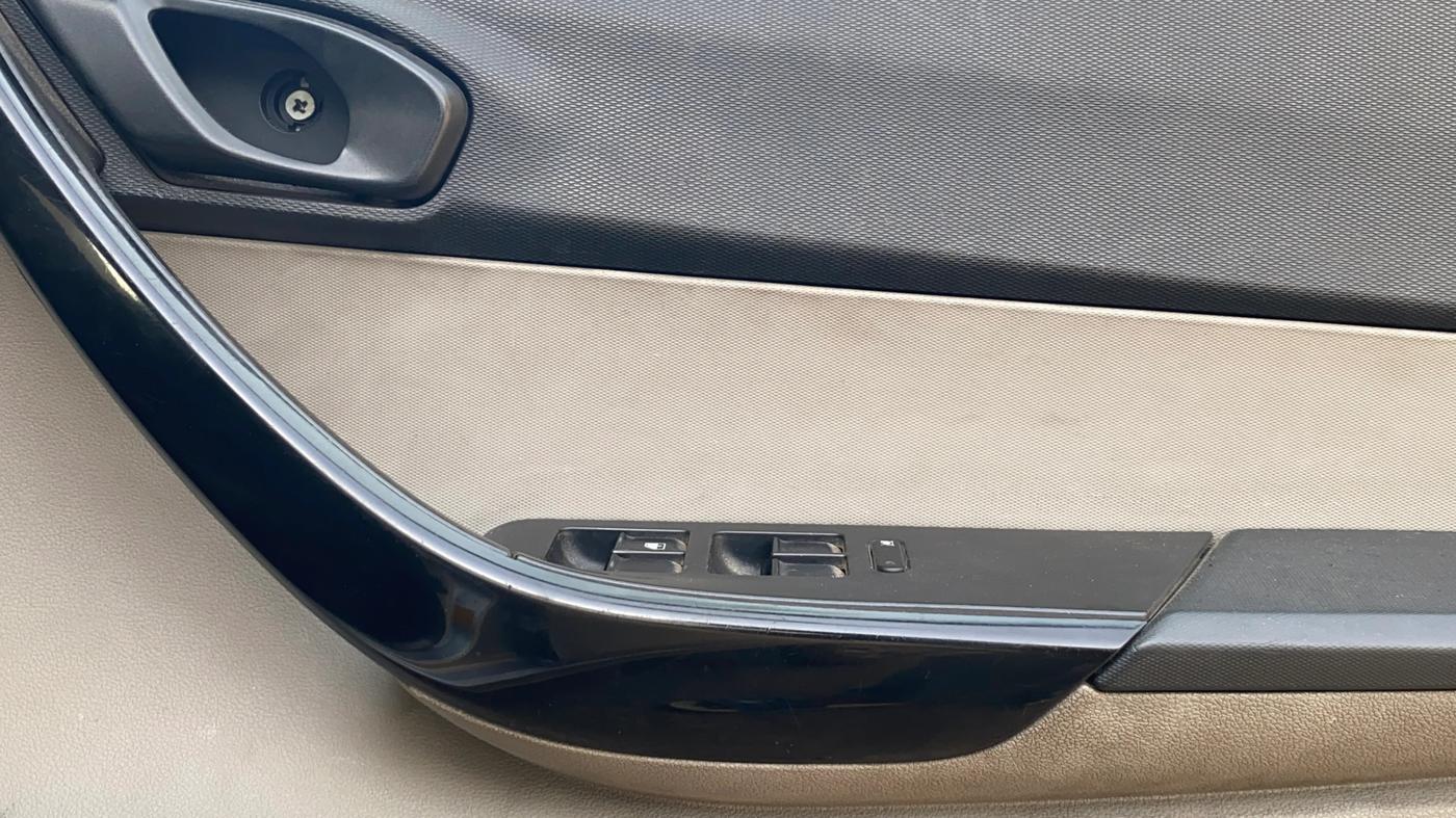 2018 Tata Tiago XT PETROL, Petrol, Manual, 38,109 km, Driver Side Door Panels Control