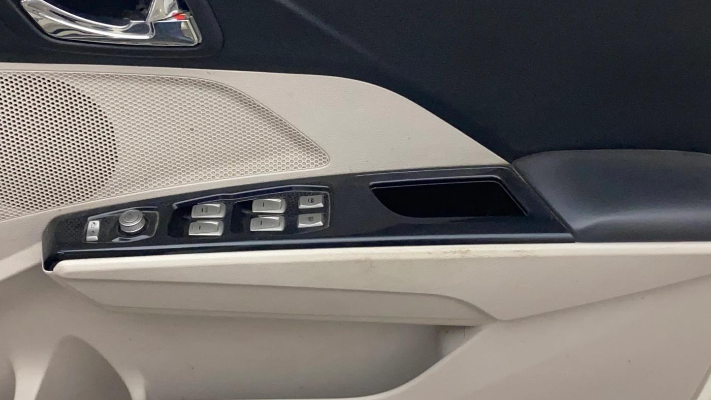 2021 Mahindra XUV300 W8 (O) 1.5 DIESEL AMT, Diesel, Automatic, 1,23,050 km, Driver Side Door Panels Control