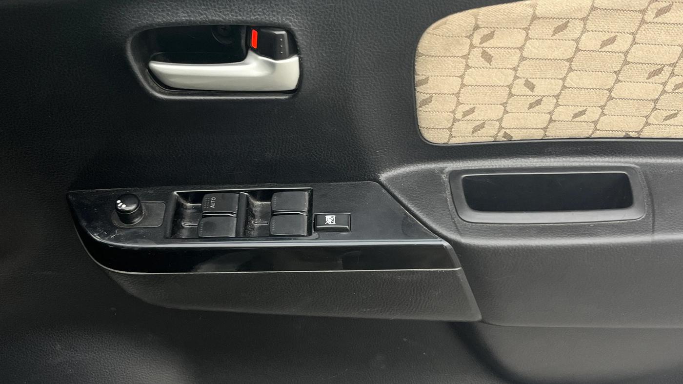 2017 Maruti Wagon R 1.0 VXI AMT, Petrol, Automatic, 26,796 km, Driver Side Door Panels Control