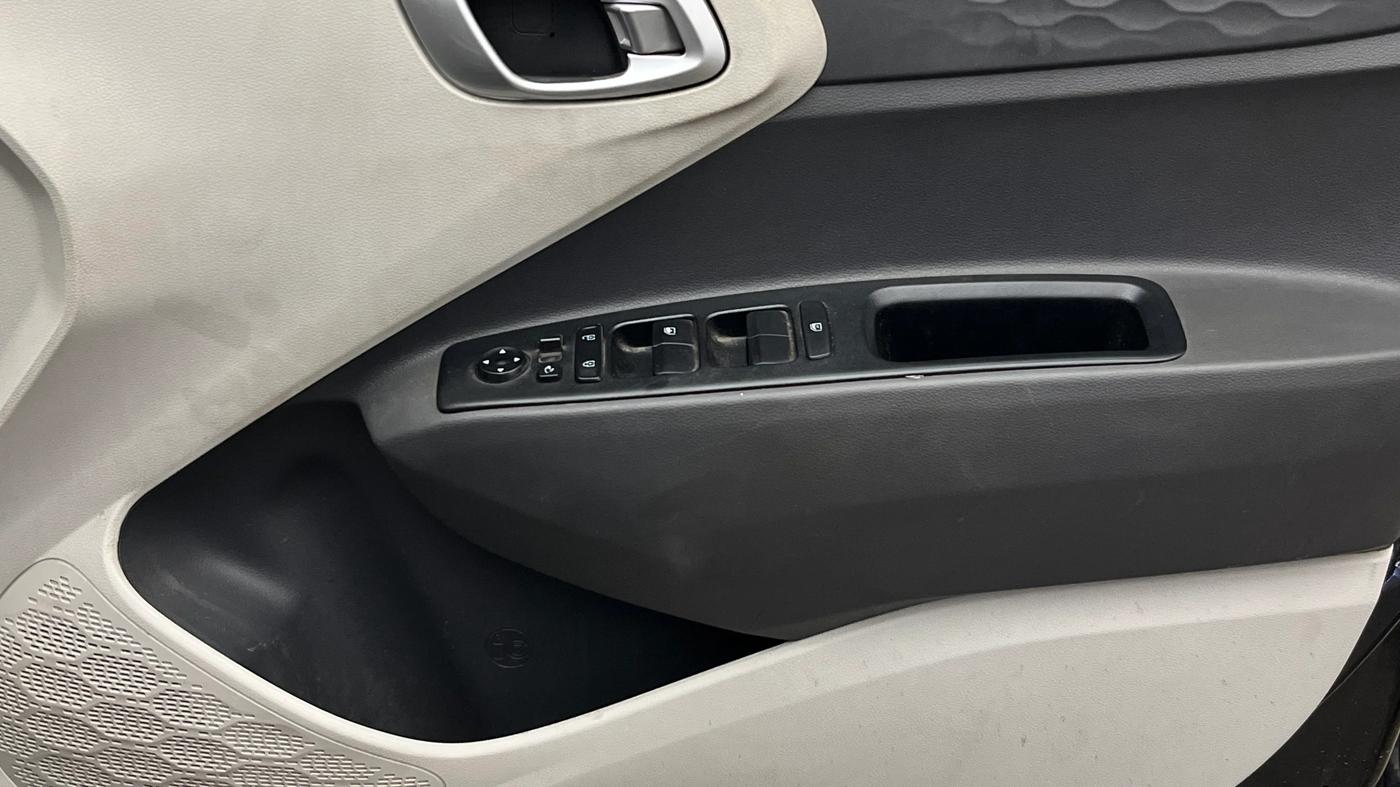 2024 Hyundai AURA SX 1.2 CNG, CNG, Manual, 57,922 km, Driver Side Door Panels Control