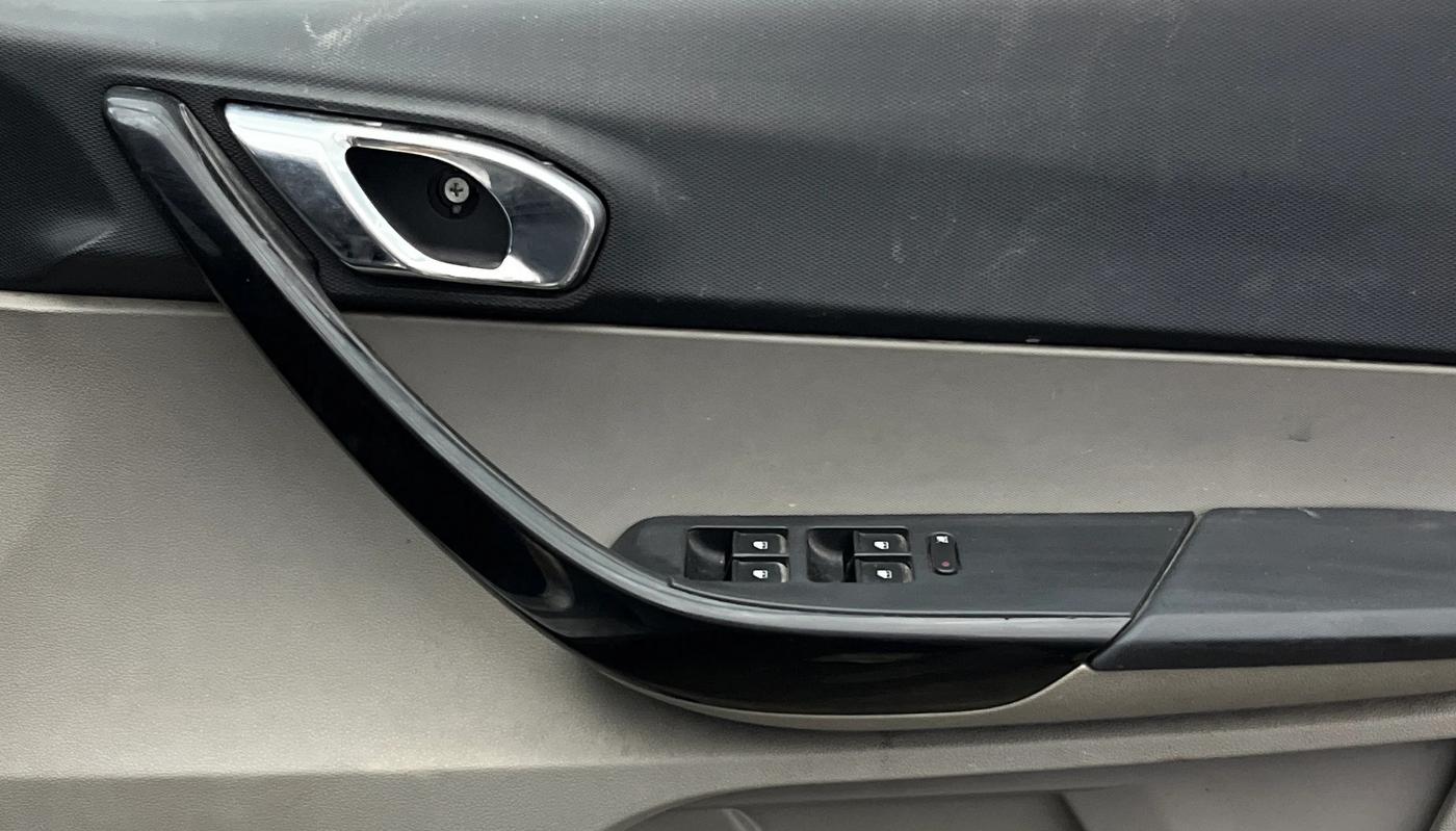 2017 Tata Tiago XZA PETROL, Petrol, Automatic, 73,472 km, Driver Side Door Panels Control
