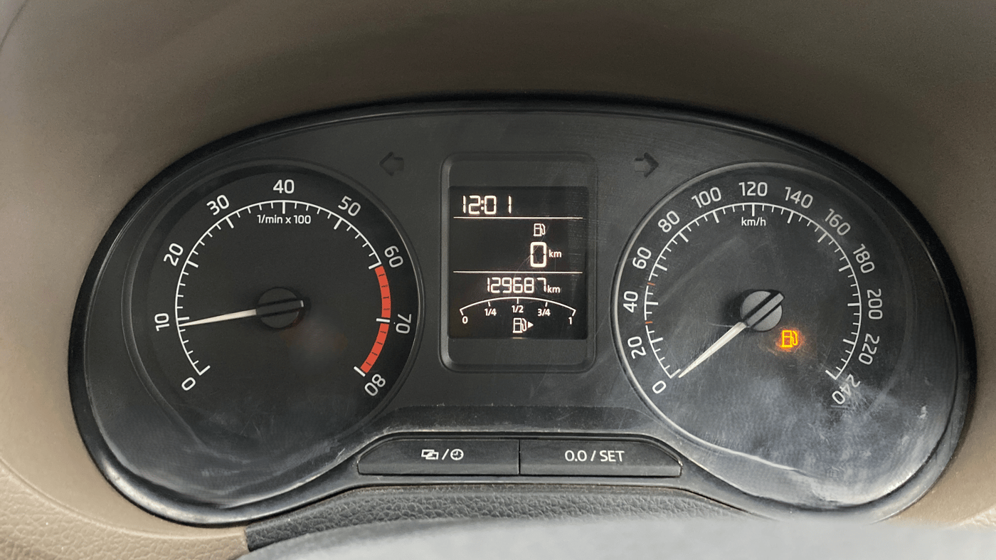 2015 Skoda Rapid 1.6 MPI STYLE PLUS, CNG, Manual, 1,29,687 km, Odometer Image
