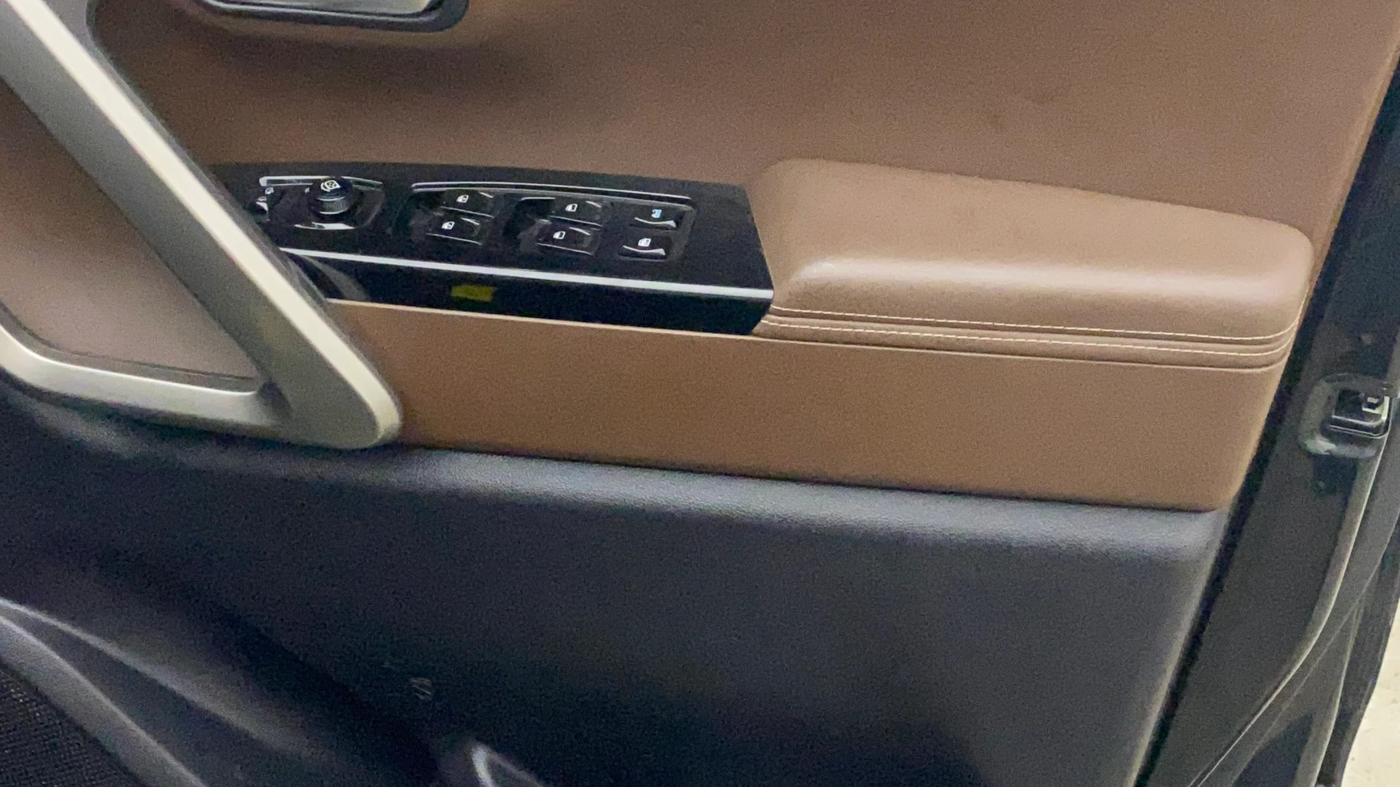 2023 Mahindra SCORPIO-N Z8 PETROL AT 7 STR, Petrol, Automatic, 82,364 km, Driver Side Door Panels Control