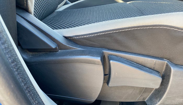 2022 Renault TRIBER RXZ, Petrol, Manual, 20,868 km, Driver Side Adjustment Panel