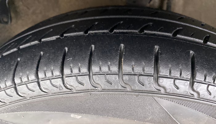 2015 Maruti Alto 800 LXI, Petrol, Manual, 70,604 km, Left Front Tyre Tread
