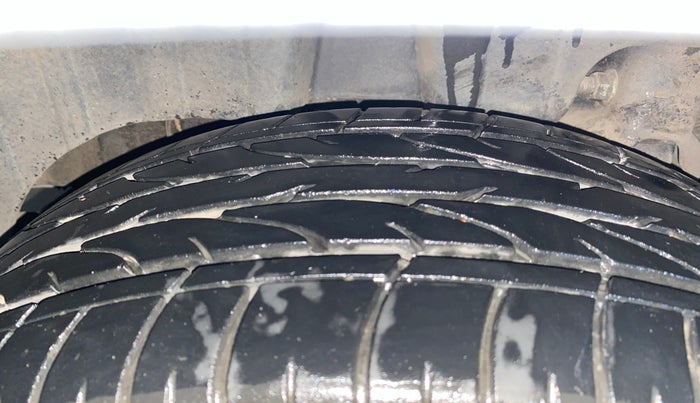 2023 Mahindra XUV300 W8 (O) 1.2 PETROL, Petrol, Manual, 27,501 km, Right Rear Tyre Tread