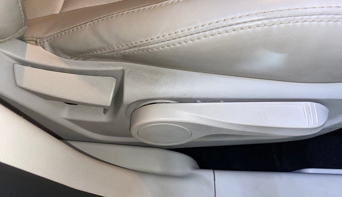 2023 Mahindra XUV300 W8 (O) 1.2 PETROL, Petrol, Manual, 27,501 km, Driver Side Adjustment Panel