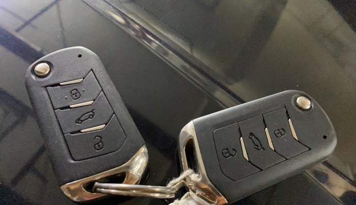 2023 Mahindra XUV300 W8 (O) 1.2 PETROL, Petrol, Manual, 27,501 km, Key Close Up