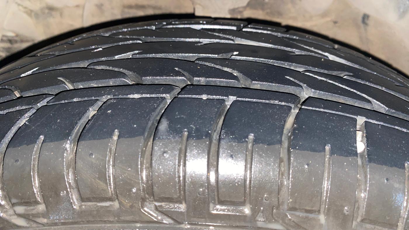 2023 Mahindra XUV300 W8 (O) 1.2 PETROL, Petrol, Manual, 27,501 km, Left Front Tyre Tread