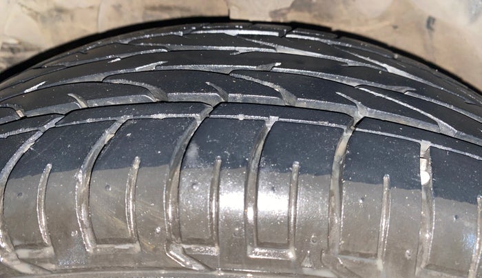 2023 Mahindra XUV300 W8 (O) 1.2 PETROL, Petrol, Manual, 27,501 km, Left Front Tyre Tread