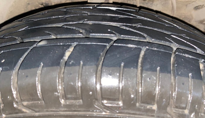 2023 Mahindra XUV300 W8 (O) 1.2 PETROL, Petrol, Manual, 27,501 km, Right Front Tyre Tread