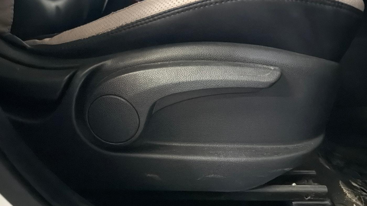 2016 Hyundai Creta  SX 1.6 Petrol , Petrol, Manual, 1,31,850 km, Driver Side Adjustment Panel