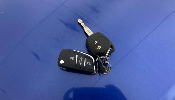 2013 Maruti Swift VXI, Petrol, Manual, 43,577 km, Key Close Up