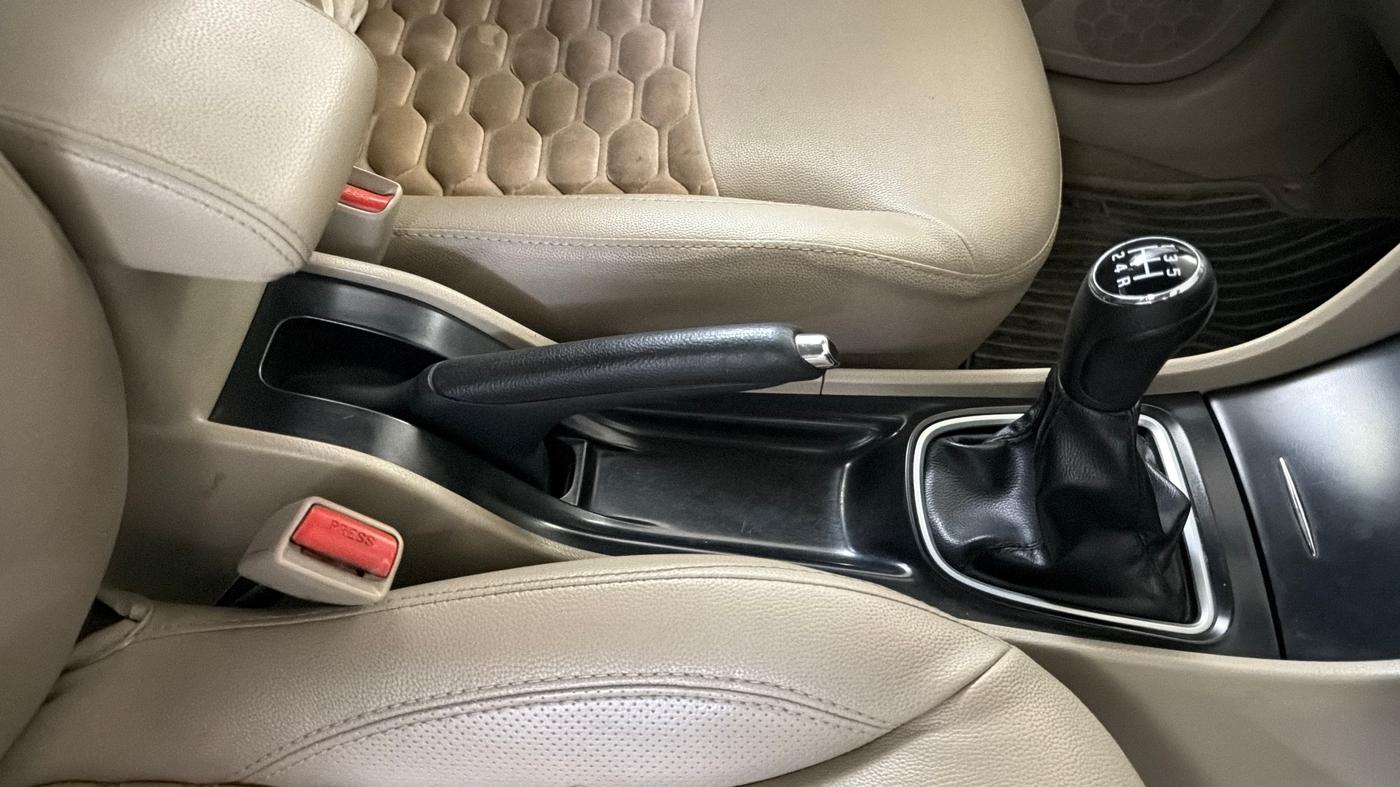 2017 Maruti Ciaz DELTA 1.4 MT PETROL, Petrol, Manual, 42,253 km, Gear Lever