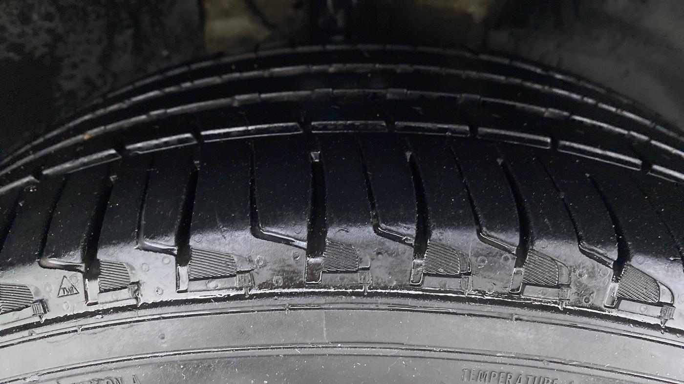 2020 Mahindra XUV500 W11, Diesel, Manual, 80,086 km, Right Front Tyre Tread