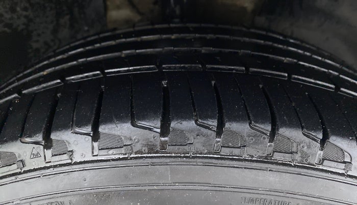 2020 Mahindra XUV500 W11, Diesel, Manual, 80,086 km, Right Front Tyre Tread