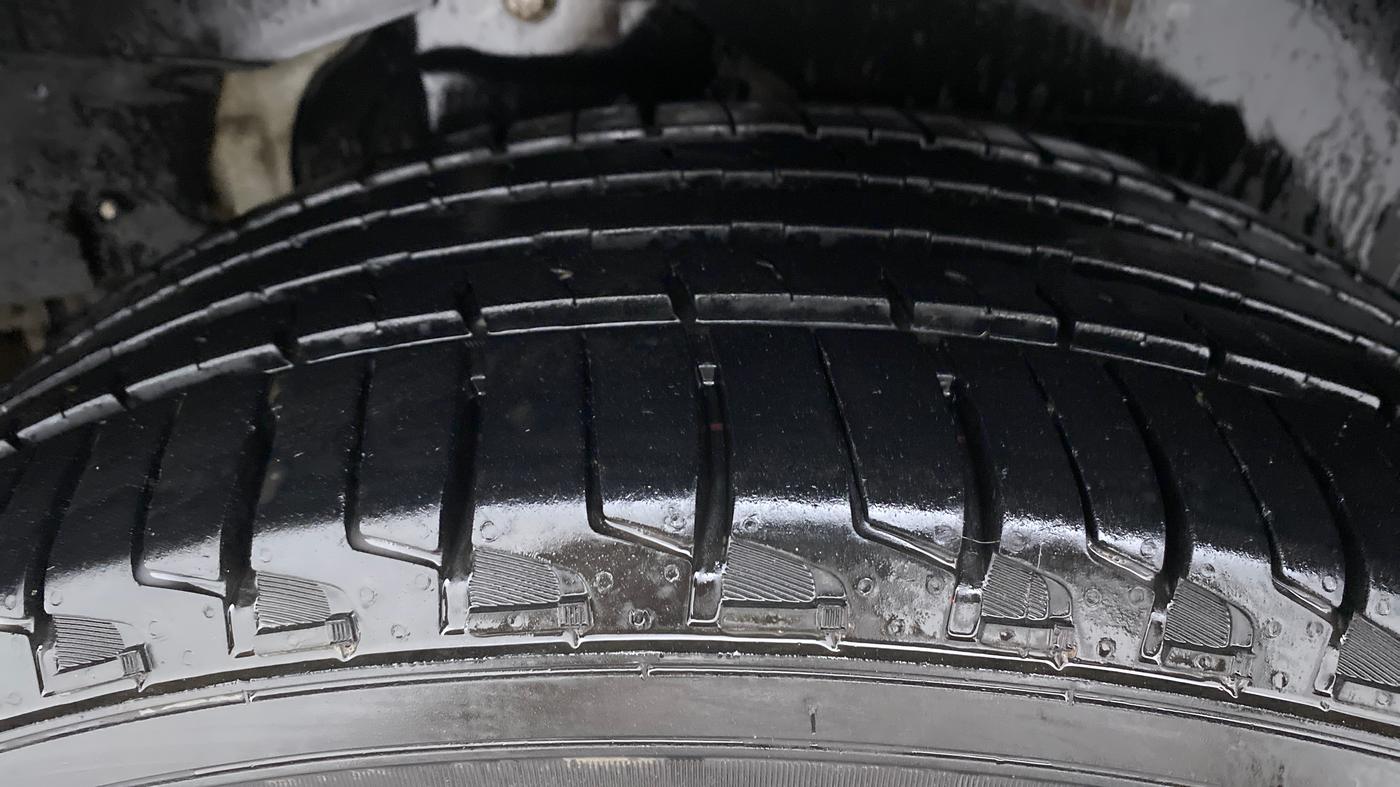 2020 Mahindra XUV500 W11, Diesel, Manual, 80,086 km, Right Rear Tyre Tread