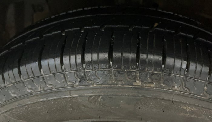 2014 Maruti Swift LXI (O), Petrol, Manual, 67,208 km, Left Front Tyre Tread