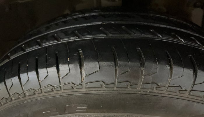 2014 Maruti Swift LXI (O), Petrol, Manual, 67,208 km, Right Front Tyre Tread