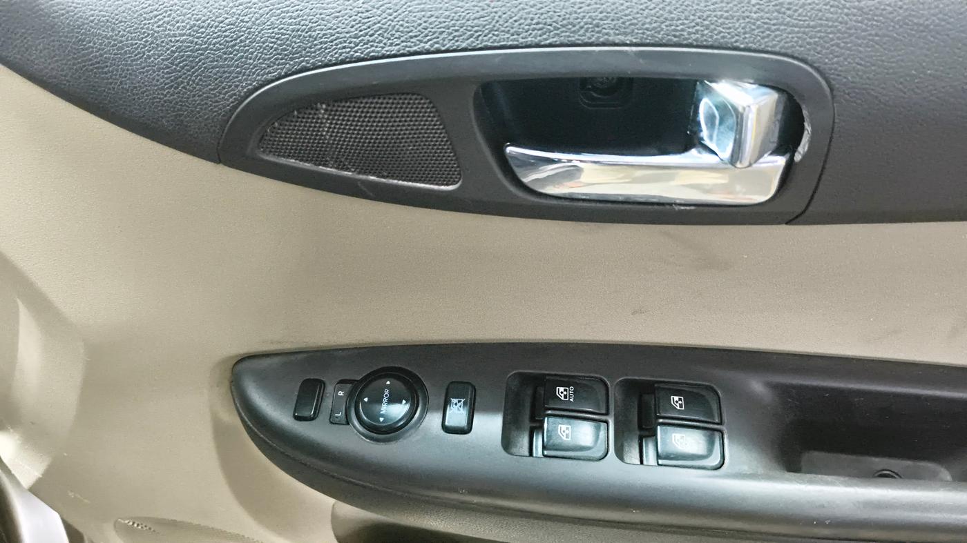 2013 Hyundai i20 SPORTZ 1.4 CRDI, Diesel, Manual, 73,022 km, Driver Side Door Panels Control