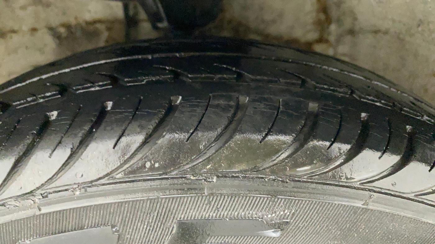 2010 Hyundai i10 SPORTZ 1.2 AT, Petrol, Automatic, 32,797 km, Left Front Tyre Tread