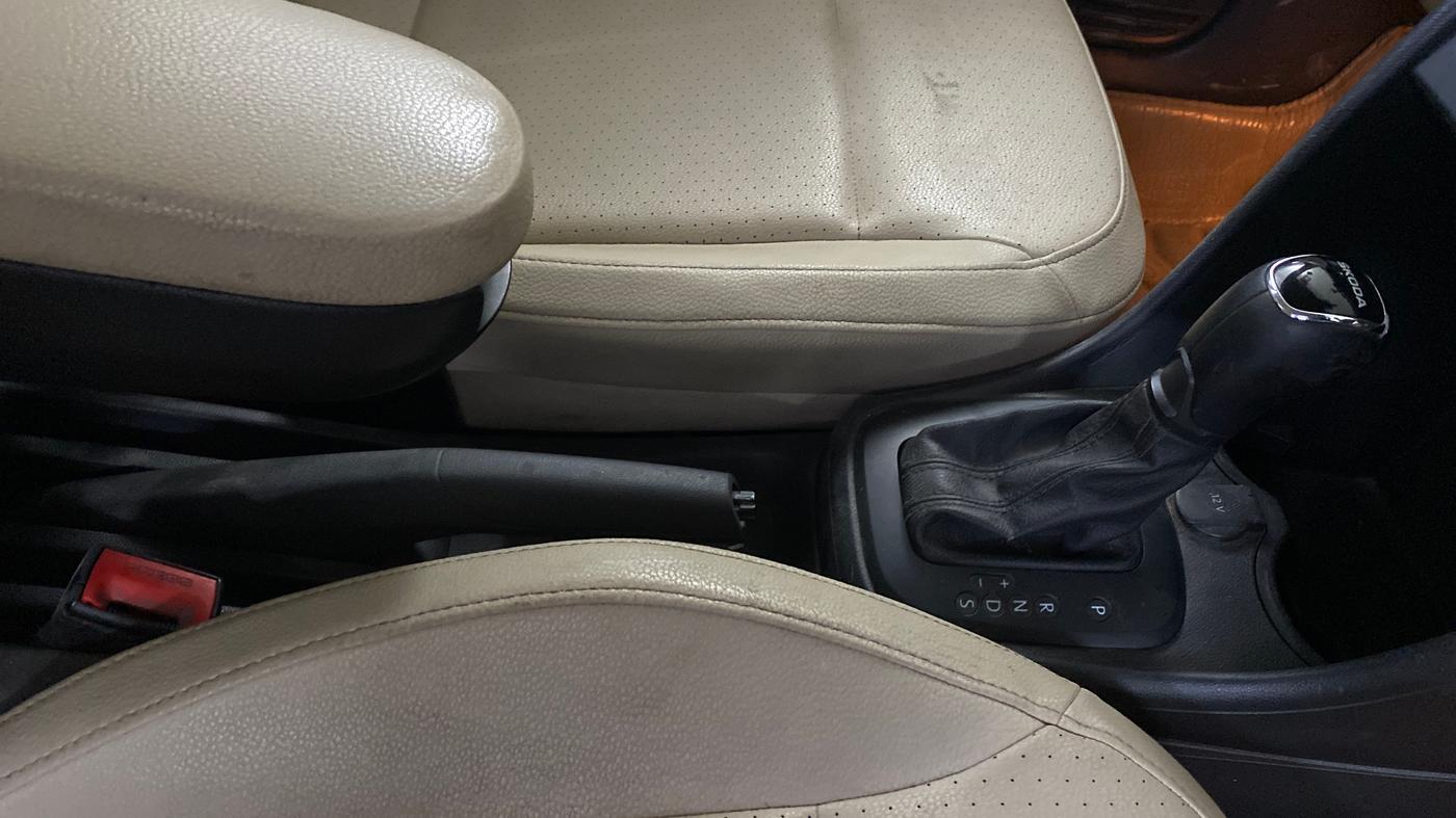 2018 Skoda Rapid STYLE 1.6 MPI AT, Petrol, Automatic, 68,380 km, Gear Lever