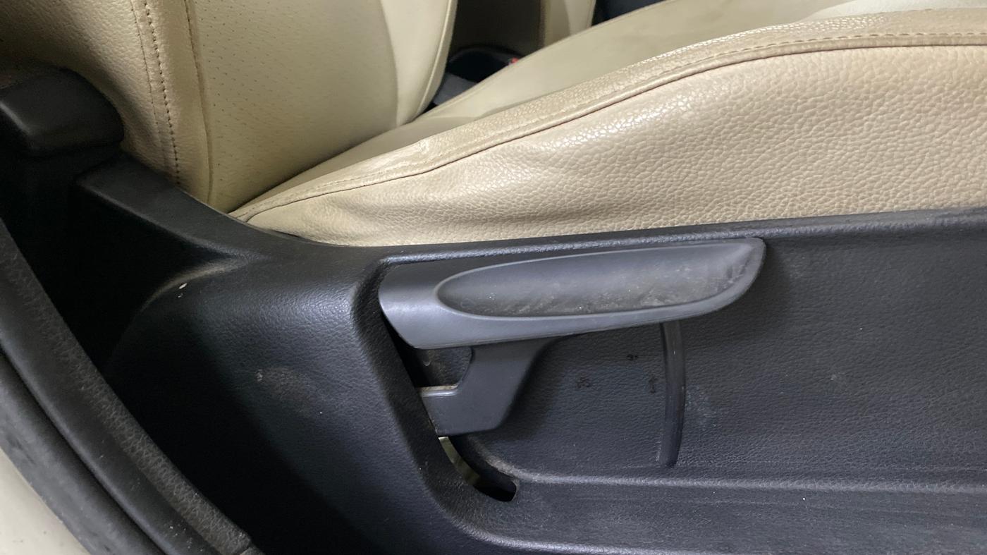 2018 Skoda Rapid STYLE 1.6 MPI AT, Petrol, Automatic, 68,380 km, Driver Side Adjustment Panel