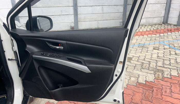 2021 Maruti S Cross ALPHA 1.5, Petrol, Manual, 48,357 km, Driver Side Door Panels Control