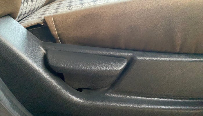 2015 Hyundai Eon MAGNA +, Petrol, Manual, 1,20,716 km, Driver Side Adjustment Panel