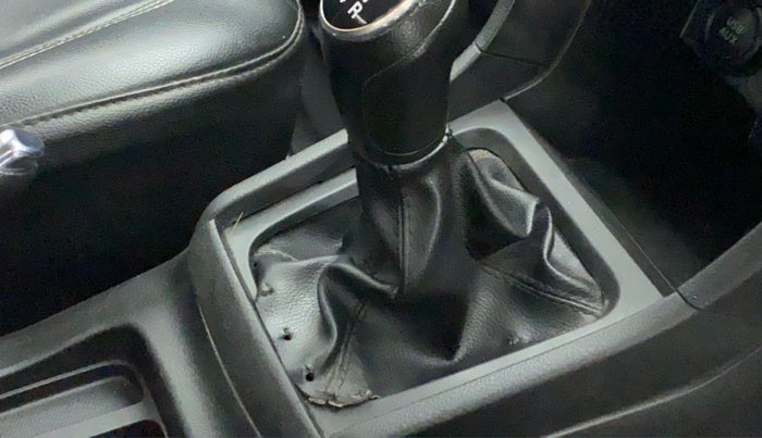 2018 Maruti Vitara Brezza ZDI, Diesel, Manual, 45,655 km, Gear lever - Boot cover slightly torn