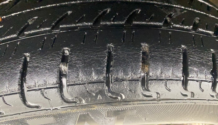 2015 Maruti Wagon R 1.0 VXI, Petrol, Manual, 72,050 km, Left Front Tyre Tread