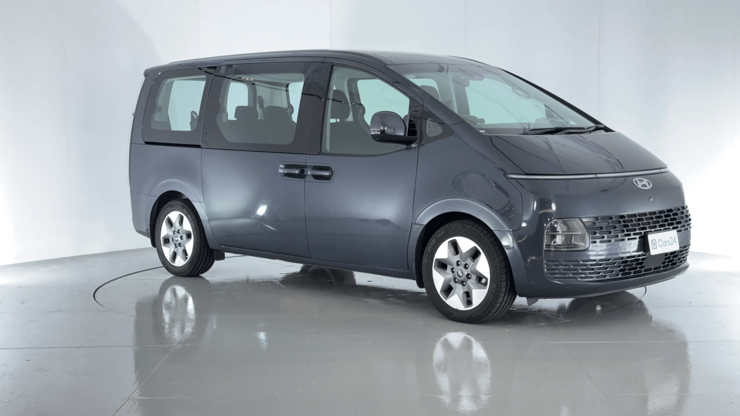 Hyundai Staria image