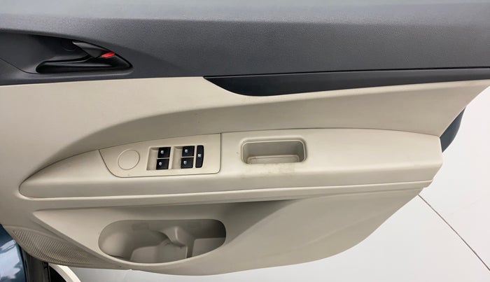 2018 Mahindra MARAZZO M2 8 STR, Diesel, Manual, 58,677 km, Driver Side Door Panels Control