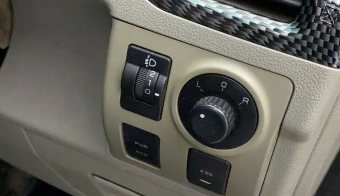 2016 Mahindra Kuv100 K8 D 6 STR, Diesel, Manual, 22,421 km, Dashboard - Headlight height adjustment not working