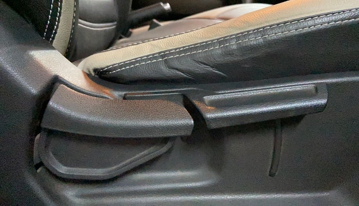 2019 Hyundai VENUE SX PLUS 1.0 TURBO DCT, Petrol, Automatic, 65,357 km, Driver Side Adjustment Panel