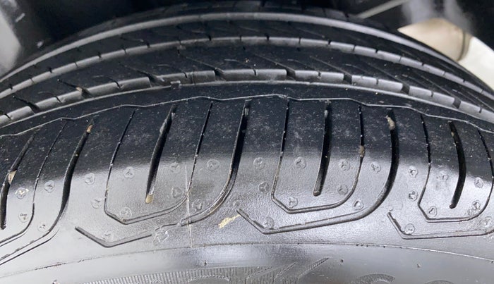 2017 Volkswagen Vento COMFORTLINE MT PETROL, Petrol, Manual, 68,808 km, Left Rear Tyre Tread