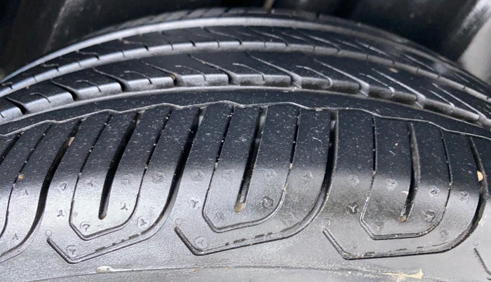 2017 Volkswagen Vento COMFORTLINE MT PETROL, Petrol, Manual, 68,808 km, Right Rear Tyre Tread