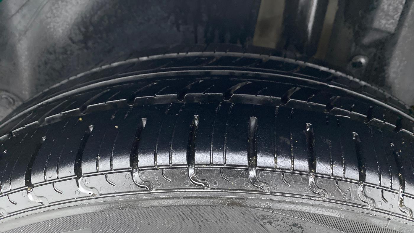 2015 Maruti Swift ZXI, Petrol, Manual, 76,065 km, Left Rear Tyre Tread