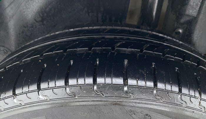 2015 Maruti Swift ZXI, Petrol, Manual, 76,065 km, Left Rear Tyre Tread