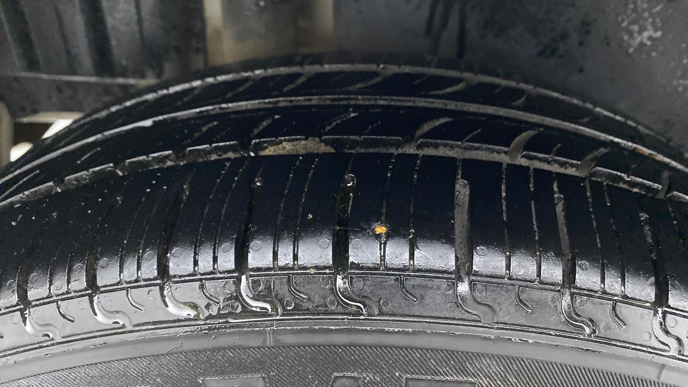 2015 Maruti Swift ZXI, Petrol, Manual, 76,065 km, Right Rear Tyre Tread