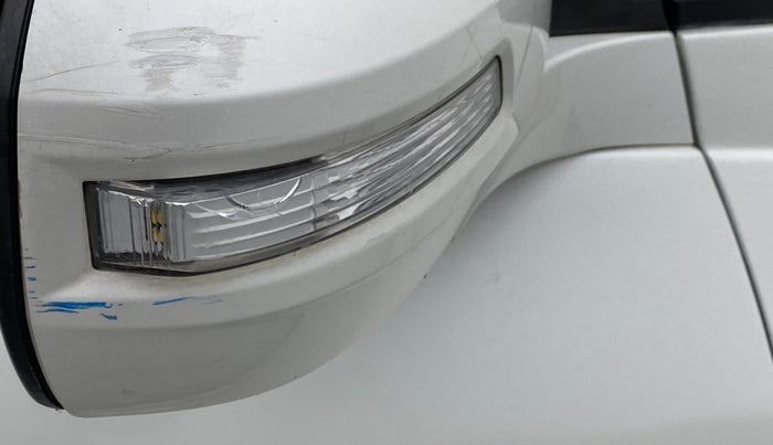 2015 Maruti Swift ZXI, Petrol, Manual, 76,065 km, Right rear-view mirror - Indicator light has minor damage