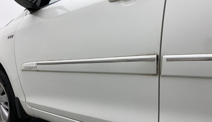 2015 Maruti Swift ZXI, Petrol, Manual, 76,065 km, Front passenger door - Slightly dented