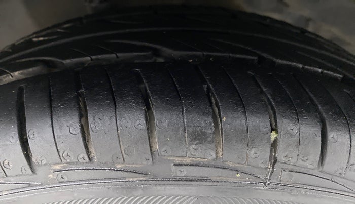 2015 Hyundai Eon ERA PLUS, Petrol, Manual, 47,972 km, Left Front Tyre Tread