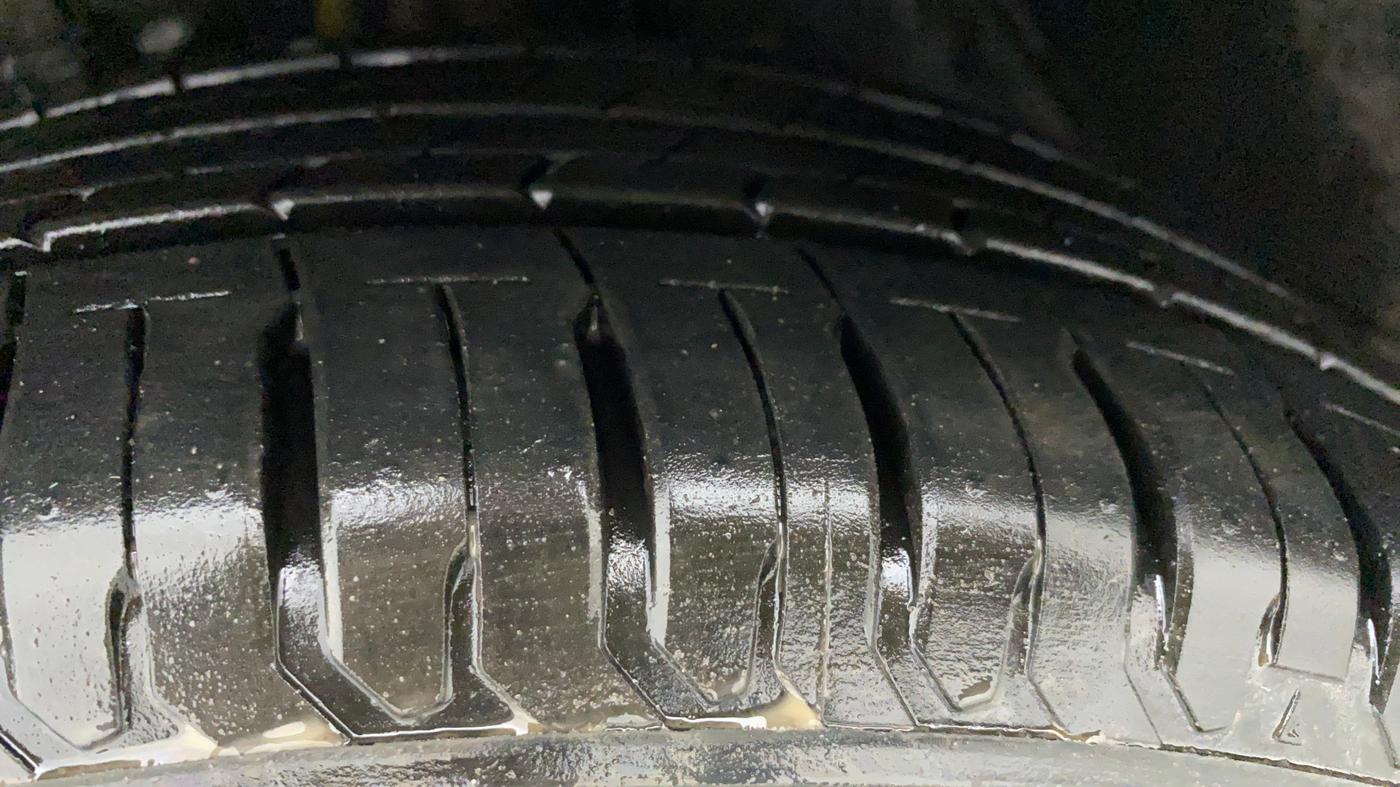 2010 Toyota Corolla Altis 1.8 J, Petrol, Manual, 46,064 km, Left Front Tyre Tread