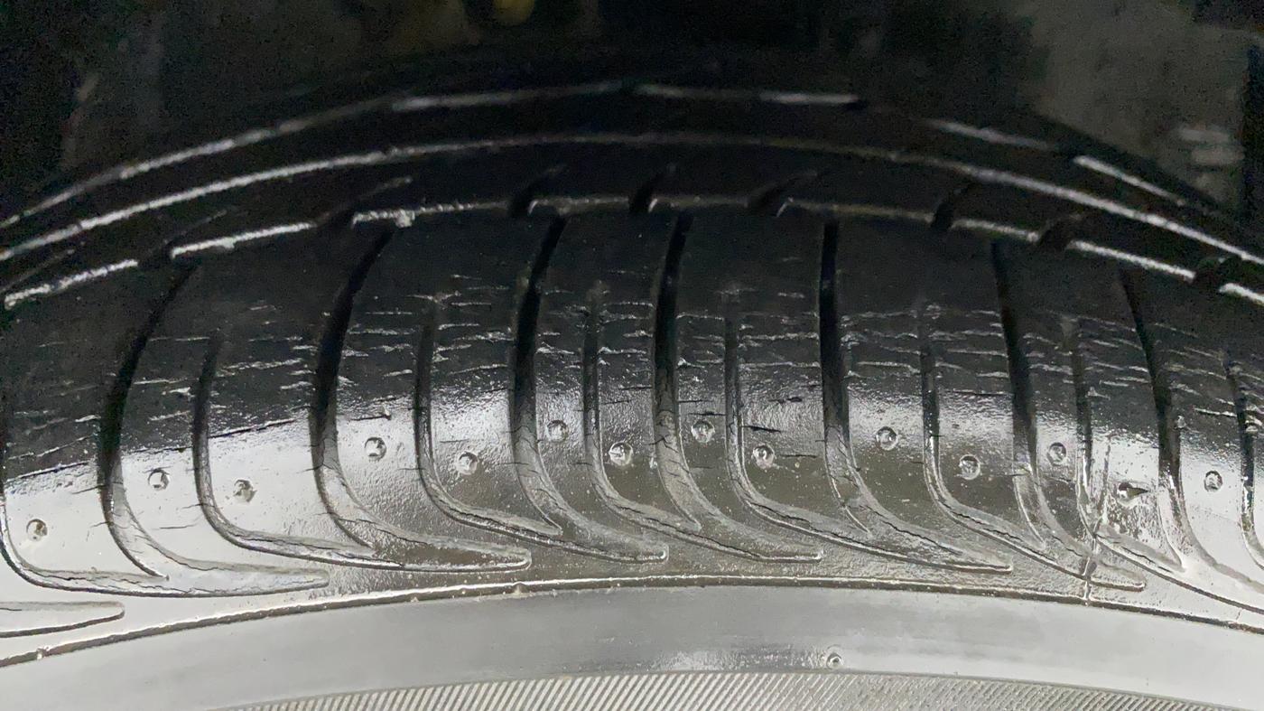 2010 Toyota Corolla Altis 1.8 J, Petrol, Manual, 46,064 km, Right Front Tyre Tread